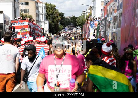 London, Großbritannien. August 2024. Am Notting Hill Carnival sind Paraden und Feiern in vollem Gange, bei denen über eine Million Menschen an den Feierlichkeiten teilnehmen werden. Quelle: Sinai Noor/Alamy Live News Stockfoto