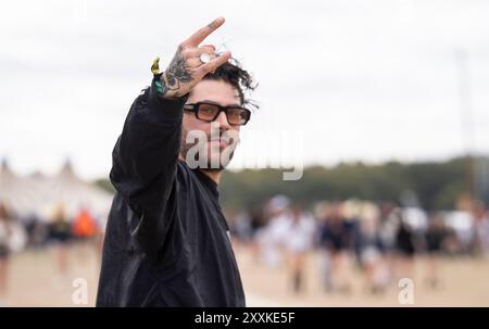 Ein Mann besucht das Leeds Festival 2024 im Bramham Park in Leeds. Bilddatum: Sonntag, 25. August 2024. Stockfoto