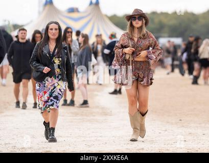 Besucher besuchen das Leeds Festival 2024 im Bramham Park in Leeds. Bilddatum: Sonntag, 25. August 2024. Stockfoto