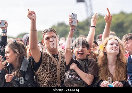 Besucher besuchen das Leeds Festival 2024 im Bramham Park in Leeds. Bilddatum: Sonntag, 25. August 2024. Stockfoto