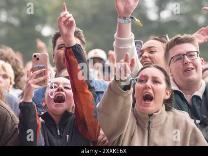 Besucher besuchen das Leeds Festival 2024 im Bramham Park in Leeds. Bilddatum: Sonntag, 25. August 2024. Stockfoto