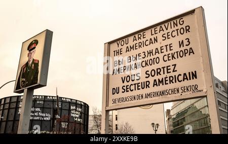 Belin, Deutschland - 20. Dezember 2022: Boards am Checkpoint Charlie. Der Grenzübergang zwischen Ost- und West-Berlin wurde zum Symbol des Kalten Krieges. Stockfoto