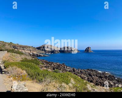 Pantelleria Island, Sizilien, Italien - Pantellerias großartiges Faraglione, eine Meereslandschaft mit vulkanischer Natur, erhebt sich aus dem kristallklaren Wasser auf dem C Stockfoto