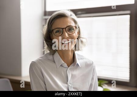 Kopffoto Nahaufnahme Profilbild einer schönen Geschäftsfrau mittleren Alters Stockfoto