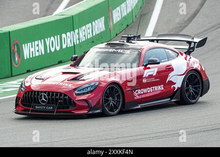 Zandvoort, Niederlande. August 2024. ZANDVOORT, NIEDERLANDE - 25. AUGUST: Safety Car fährt eine Formationsrunde vor dem Grand Prix Race während F1 - Heineken Dutch GP am 25. August 2024 in Zandvoort, Niederlande. (Foto von Andre Weening/Orange Pictures) Credit: Orange Pics BV/Alamy Live News Stockfoto