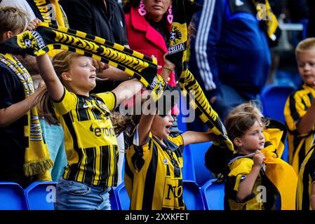 Arnheim, Niederlande. August 2024. ARNHEM, NIEDERLANDE - 25. AUGUST: Fans von Vitesse jubeln beim niederländischen Keuken Kampioen Divisie-Spiel zwischen Vitesse und Excelsior Rotterdam am 25. August 2024 in Arnhem, Niederlande. (Foto von Rene Nijhuis/Orange Pictures) Credit: dpa/Alamy Live News Stockfoto