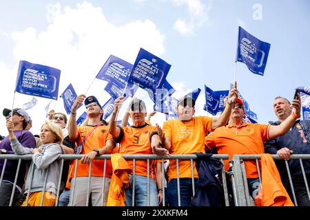 Zandvoort, Niederlande. August 2024. ZANDVOORT - Fans beim Formel 1 Grand Prix der Niederlande auf der Rennstrecke von Zandvoort. ANP SEM VAN DER WAL Credit: ANP/Alamy Live News Stockfoto