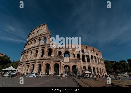 Rom, Italien, Italien. August 2024. Touristen besuchen das archäologische Gebiet des Kolosseums in Rom. (Kreditbild: © Andrea Ronchini/Pacific Press via ZUMA Press Wire) NUR REDAKTIONELLE VERWENDUNG! Nicht für kommerzielle ZWECKE! Stockfoto