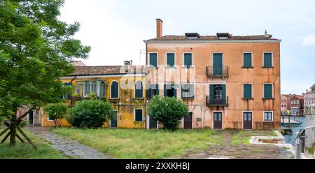 Venedig, Italien, Klassisches orangenes Gebäude im Castello-Viertel, nur Redaktion. Stockfoto