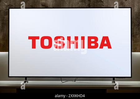 POZNAN, POL - 19. Dezember 2023: Flachbildfernseher mit dem Logo von Toshiba, einem japanischen multinationalen Konzern mit Sitz in Tokio Stockfoto