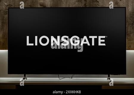 POZNAN, POL - 19. Dezember 2023: Flachbildfernseher mit dem Logo von Lionsgate, einem amerikanisch-kanadischen Unterhaltungsunternehmen Stockfoto