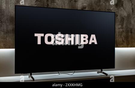 POZNAN, POL - 19. Dezember 2023: Flachbildfernseher mit dem Logo von Toshiba, einem japanischen multinationalen Konzern mit Sitz in Tokio Stockfoto