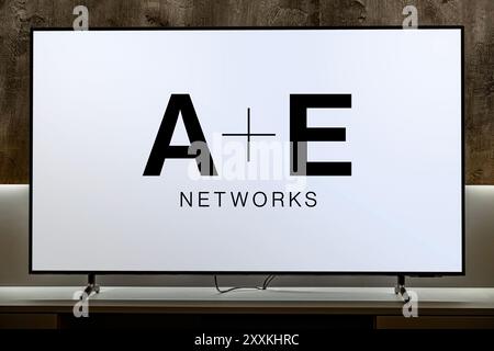 POZNAN, POL - 4. Februar 2020: Flachbildfernseher mit dem Logo von A&E Networks, einem multinationalen Sendeunternehmen Stockfoto