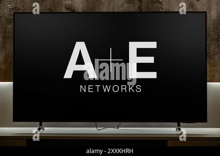 POZNAN, POL - 4. Februar 2020: Flachbildfernseher mit dem Logo von A&E Networks, einem multinationalen Sendeunternehmen Stockfoto