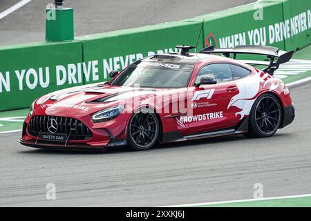 Zandvoort, Niederlande. August 2024. ZANDVOORT, NIEDERLANDE - 25. AUGUST: Safety Car fährt eine Formationsrunde vor dem Grand Prix Race während F1 - Heineken Dutch GP am 25. August 2024 in Zandvoort, Niederlande. (Foto von Andre Weening/Orange Pictures) Credit: dpa/Alamy Live News Stockfoto