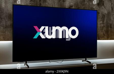 POZNAN, POL - 1. März 2024: Flachbildfernseher mit dem Logo von Xumo, LLC, einem US-amerikanischen Internet-TV- und Unterhaltungselektronikunternehmen. Stockfoto