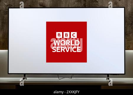 POZNAN, POL – 31. Juli 2024: Flachbildfernseher mit dem Logo von BBC World Service, einem internationalen Sender, der von der BBC betrieben wird Stockfoto