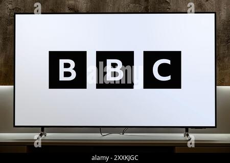 POZNAN, POL – 31. Juli 2024: Flachbildfernseher mit dem Logo von BBC, einem britischen öffentlich-rechtlichen Sender mit Sitz in London Stockfoto