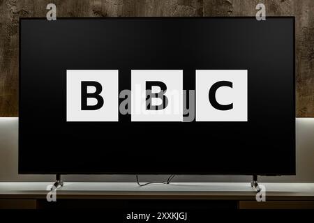 POZNAN, POL – 31. Juli 2024: Flachbildfernseher mit dem Logo von BBC, einem britischen öffentlich-rechtlichen Sender mit Sitz in London Stockfoto