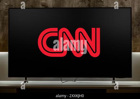 POZNAN, POL – 31. Juli 2024: Flachbildfernseher mit dem Logo von CNN, einem multinationalen Nachrichtensender und einer Website, die von Midtown Atlanta, Georgi, betrieben wird Stockfoto