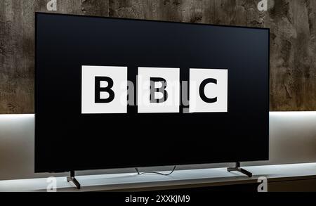 POZNAN, POL – 31. Juli 2024: Flachbildfernseher mit dem Logo von BBC, einem britischen öffentlich-rechtlichen Sender mit Sitz in London Stockfoto