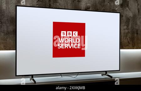 POZNAN, POL – 31. Juli 2024: Flachbildfernseher mit dem Logo von BBC World Service, einem internationalen Sender, der von der BBC betrieben wird Stockfoto