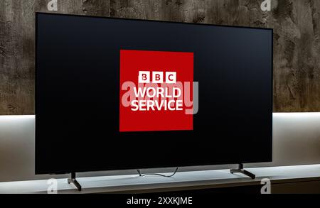 POZNAN, POL – 31. Juli 2024: Flachbildfernseher mit dem Logo von BBC World Service, einem internationalen Sender, der von der BBC betrieben wird Stockfoto