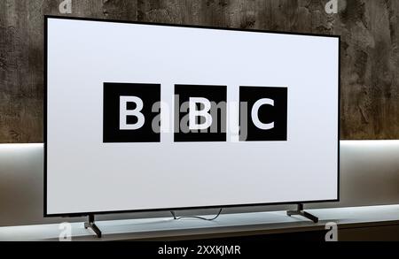 POZNAN, POL – 31. Juli 2024: Flachbildfernseher mit dem Logo von BBC, einem britischen öffentlich-rechtlichen Sender mit Sitz in London Stockfoto