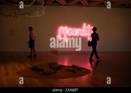 The Art Gallery of Western Australia, Perth, Australia - Amanda Bell from Our Lip, Mouth, Throats and Belly 2021. (Moorditj, rosa Neon-Kunstwerk) Stockfoto