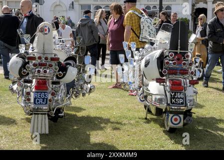 Zwei Roller mit vielen Spiegeln auf der Isle of Wight, United Kingdom Scooter Rally 2024 Stockfoto