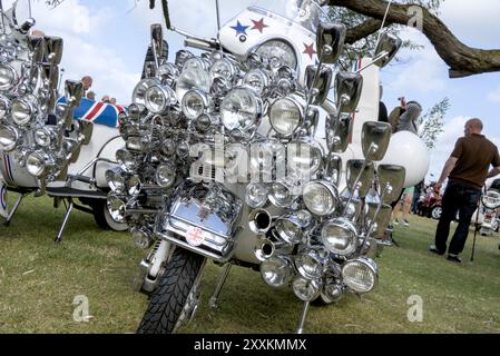 Ein Roller mit vielen Spiegeln auf der Isle of Wight, United Kingdom Scooter Rally 2024 Stockfoto