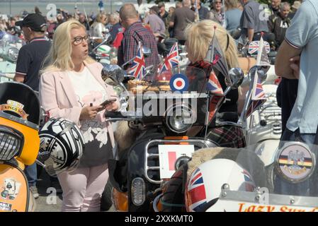 Zwei Frauen sprechen auf der Isle of Wight, United Kingdom Scooter Rally 2024 Stockfoto