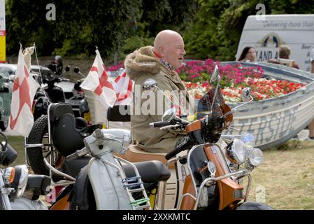 Ein Mann in Mod-Mode der 60er Jahre bei der Isle of Wight, United Kingdom Scooter Rally 2024 Stockfoto