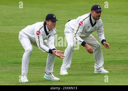 Aufgenommen in Birmingham, Großbritannien am 25. August 2024 im Warwickshire County Cricket Club, Edgbaston. Abgebildet sind #17, Rob Yates aus Warwickshire & #35, will Rhodes aus Warwickshire, der während des County Championship Matches 2024 zwischen Warwickshire CCC & Somerset CCC auf Slip geplatzt ist. Das Bild ist nur für redaktionelle Zwecke bestimmt – Verleihung an Stu Leggett über Alamy Live News Stockfoto