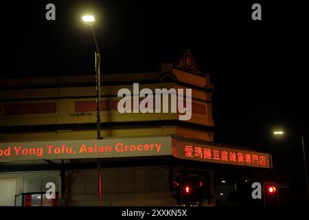 Straßenlaterne beleuchtet die Markise eines asiatischen Lebensmittelgeschäfts, ein einstöckiges Gebäude aus der viktorianischen Ära in Northbridge Perth, Western Australia Stockfoto