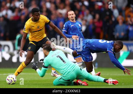 Wolverhampton, West Midlands, Großbritannien. August 2024; Molineux Stadium, Wolverhampton, West Midlands, England; Premier League Football, Wolverhampton Wanderers gegen Chelsea; Yerson Mosquera von Wolverhampton Wanderers tritt um den Ball mit Nicolas Jackson aus Chelsea an, als Torhüter Jose Sa den Through Ball sammelt Credit: Action Plus Sports Images/Alamy Live News Stockfoto