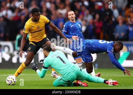 Wolverhampton, West Midlands, Großbritannien. August 2024; Molineux Stadium, Wolverhampton, West Midlands, England; Premier League Football, Wolverhampton Wanderers gegen Chelsea; Yerson Mosquera von Wolverhampton Wanderers tritt um den Ball mit Nicolas Jackson aus Chelsea an, als Torhüter Jose Sa den Through Ball sammelt Credit: Action Plus Sports Images/Alamy Live News Stockfoto