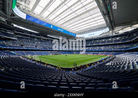 Madrid, Spanien. August 2024. MADRID, SPANIEN - 26. AUGUST: Allgemeiner Blick in das Stadion vor dem LaLiga EA Sports Spiel zwischen Real Madrid und Real Valladolid im Santiago Bernabeu Stadion am 25. August 2024 in Madrid, Spanien. (Foto von Francisco Macia/Photo Players Images/Magara Press) Credit: Magara Press SL/Alamy Live News Stockfoto