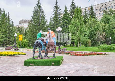 Petropavlovsk, Kasachstan - 24. Juli 2024: Dekorative Struktur Menschen auf Pferden, Straße der Verfassung. Kasachische Nationalwrestling Audaryspak. In com Stockfoto