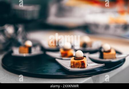Süße Kuchenstücke auf Tellern. Stockfoto