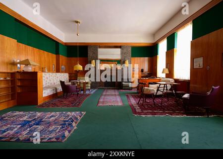 Plzen, Tschechische Republik - 16. August 2024: Vogl Apartment Wohnzimmer Inneneinrichtung entworfen von Architekt Adollf Loos. Stockfoto