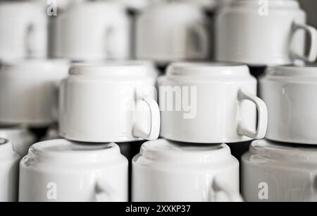 Viele leere Tee- oder Kaffeetassen. Stockfoto