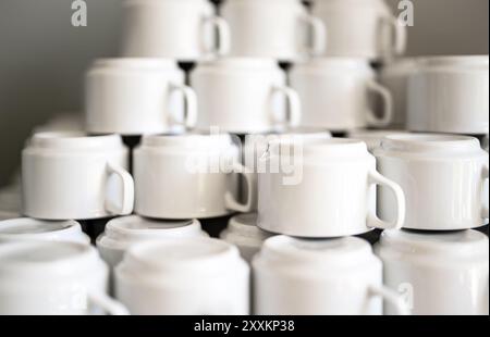 Viele leere Tee- oder Kaffeetassen. Stockfoto