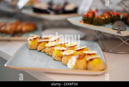 Süße Vorspeise mit Blumen im Buffet. Stockfoto