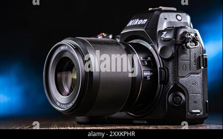 POZNAN, POL – 26. JAN 2024: Nikon Z 8, eine spiegellose High-End-Kamera von Nikon Stockfoto