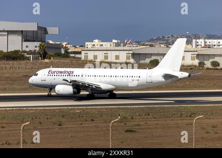 Eurowings (Avion Express Malta) Airbus A320-232 (REG: 9H-AMU), Ausfahrt vom Rollweg Charlie zur aktiven Start- und Landebahn 31. Stockfoto