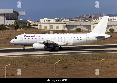 Eurowings (Avion Express Malta) Airbus A320-232 (REG: 9H-AMU), Ausfahrt vom Rollweg Charlie zur aktiven Start- und Landebahn 31. Stockfoto