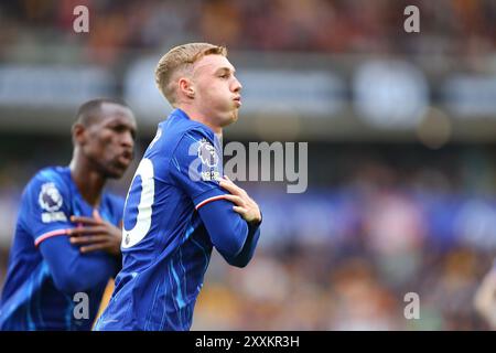 Wolverhampton, Großbritannien. August 2024. Cole Palmer von Chelsea (R) feiert, nachdem er sein Team während des Premier League-Spiels zwischen Wolverhampton Wanderers und Chelsea das zweite Tor erzielte Stockfoto