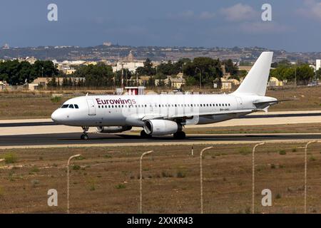 Eurowings (Avion Express Malta) Airbus A320-232 (REG: 9H-AMU), Ausfahrt vom Rollweg Charlie zur aktiven Start- und Landebahn 31. Stockfoto