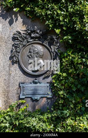 Bad Muskau Pückler Park die Grafen von Arnim stellen 1901 zur Ehrung des Parkschöpfers einen Findling mit Pückler-Relief auf. In den 1980er Jahren diente der nach ÅÄknica umgesetzte Stein als politisches Denkmal. 1991 kehrte der Findling an seinen ursprünglichen Platz hoch über der Neiße zurück. Von dort öffnet sich eine der schönsten Aussichten im Muskauer Park. Bad Muskau Sachsen Deutschland *** Bad Muskau Pückler Park im Jahre 1901 errichteten die Grafen von Arnim zu Ehren des Gründers in den 1980er Jahren einen erratischen Felsbrocken mit einem Relief von Pückler, der nach ÅÄknica verlegt worden war Stockfoto
